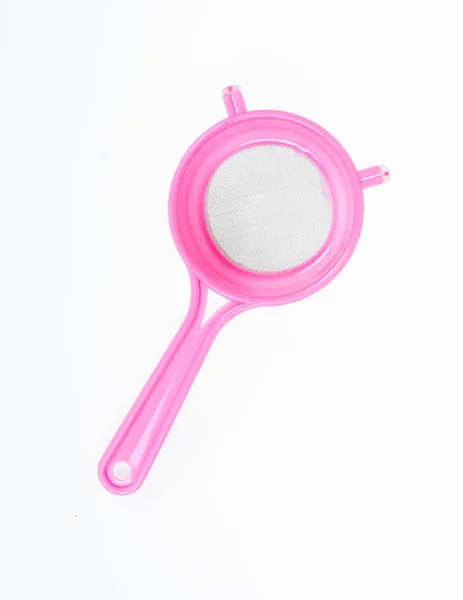 Кухонний друшляк Tool. Plastic coander ізольовано на білому тлі. рожевий друшляк — стокове фото