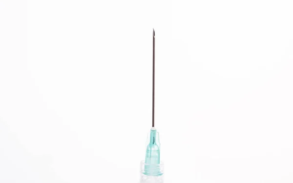 Jeringa médica vacía (aguja) sobre fondo blanco — Foto de Stock
