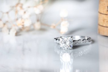 Beyaz arka planda takı elmas yüzük. Aşk işareti. Moda takılar, düğün veya nişan tema konsepti için iyi