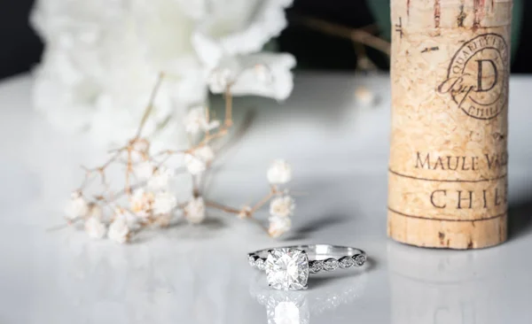 Beyaz arka planda takı elmas yüzük. Aşk işareti. Moda takılar, düğün veya nişan tema konsepti için iyi