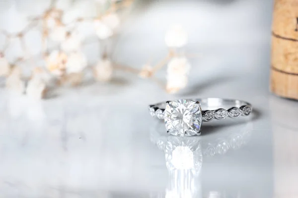 Beyaz arka planda takı elmas yüzük. Aşk işareti. Moda takılar, düğün veya nişan tema konsepti için iyi