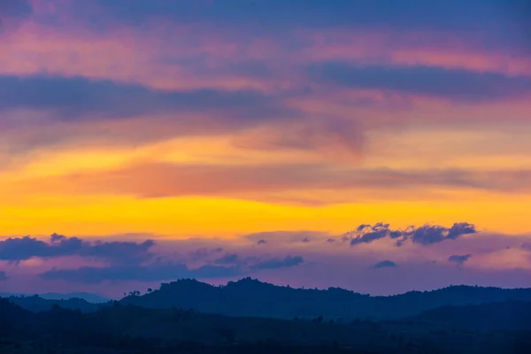 Belo nascer do sol sobre a cordilheira a oeste de Tailândia, paisagem natureza crepúsculo fundo — Fotografia de Stock