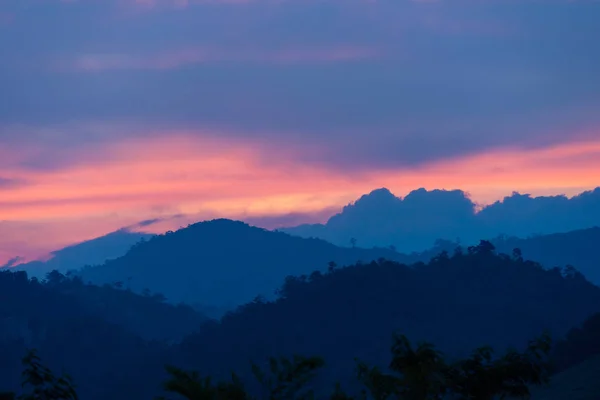 Belo nascer do sol sobre a cordilheira a oeste de Tailândia, paisagem natureza crepúsculo fundo — Fotografia de Stock
