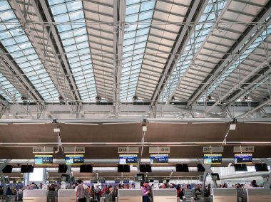 Bangkok, Tayland - 3 Mayıs 2019: Suvarnabhumi Havaalanı. Bangkok, Tayland 'daki yolcularla havalimanı kontrol gişeleri. Bu havaalanı yılda 55 milyon yolcuyla ilgileniyor..