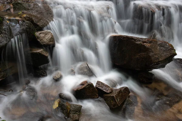 Maekampong, Chiang Mai, Tayland 'daki yağmur ormanlarında küçük güzel bir şelale..