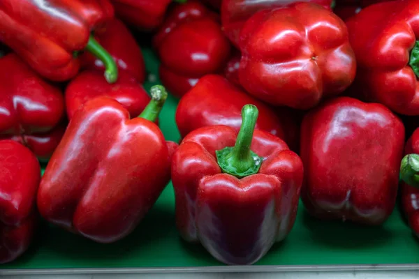 pazar yerinde organik kırmızı biber 