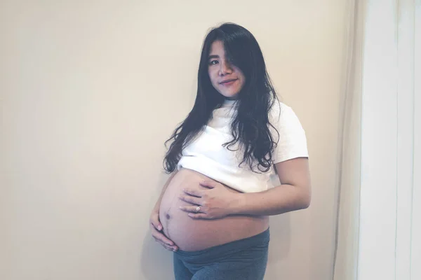 Hamile bir kadın çocuğuna bakarken kendini mutlu hissediyor. Doğum öncesi bakım ve kadın hamileliği konsepti. — Stok fotoğraf