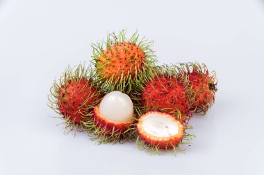 Taze Rambutan: beyaz arka planda Rambutan tatlı lezzetli meyve