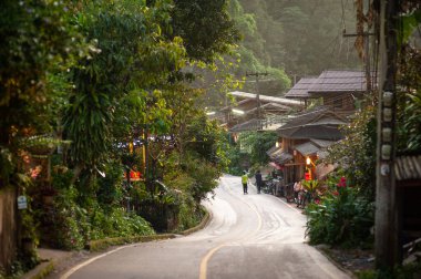 Maekampong Manzarası, Ban Mae Kampong köyü Tayland 'ın Chiang Mai kentindeki tepelik alanla çevrilidir.