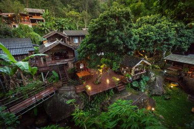 Maekampong Manzarası, Ban Mae Kampong köyü Tayland 'ın Chiang Mai kentindeki tepelik alanla çevrilidir.