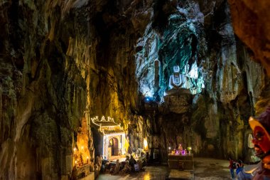 Mermer dağ mağarası: Vietnam 'ın Da Nang şehrindeki Huyen Khong mağarasında Budist tapınağı. Da Nang Orta Vietnam 'ın en büyük şehridir..
