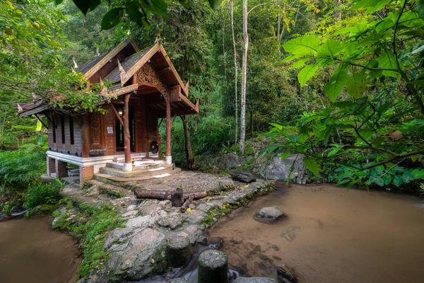 Küçük ahşap kilise Tay tarzında tarafından şelale ve evergreen foreste Maekampong Köyü Chiang Mai, Tayland Mae Kampong kantrapruksa tapınakta surround