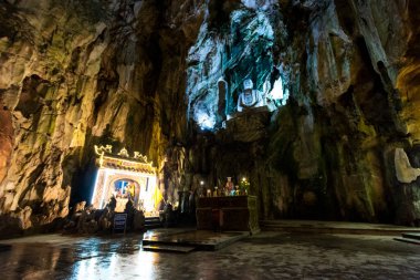 Mermer dağ mağarası: Vietnam 'ın Da Nang şehrindeki Huyen Khong mağarasında Budist tapınağı. Da Nang Orta Vietnam 'ın en büyük şehridir..