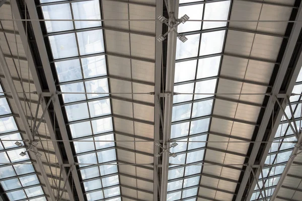 Havaalanındaki inşaat alanında soyut yüksek teknoloji mimari arka plan fotoğrafı, büyük çelik yapı kirişi, çatı iskeleti ve metal levha.