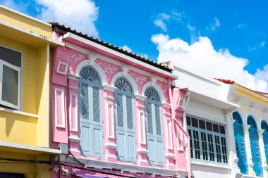 1 Ağustos 2018, Phuket Town, Tayland, Soi Rommanee Caddesi. Çin Mahallesi olarak da bilinen Sino Portekiz tarzında eski binaları olan eski Phuket kasabası, Phuket 'in çok ünlü bir turizm merkezidir..