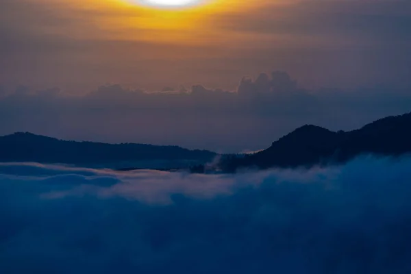 Beau Coucher Soleil Spectaculaire Dans Les Montagnes Paysage Beaucoup Brouillard — Photo