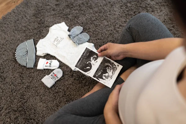 Gravid Kvinna Känner Sig Lycklig Närbild Gravida Kvinna Som Håller — Stockfoto