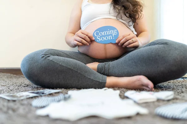 Mujer Embarazada Sintiéndose Feliz Joven Madre Embarazada Sosteniendo Bebé Vientre — Foto de Stock