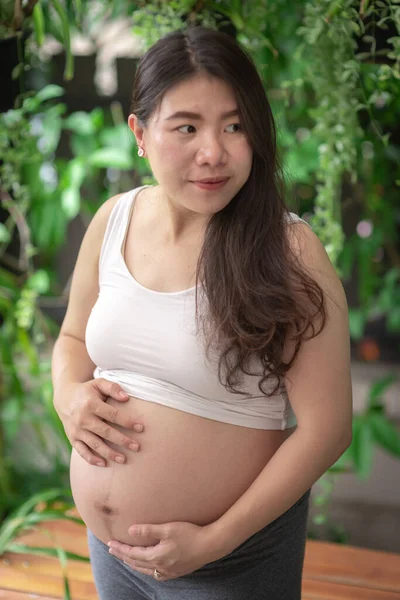 Mujer Embarazada Sintiéndose Feliz Casa Mientras Cuida Hijo — Foto de Stock