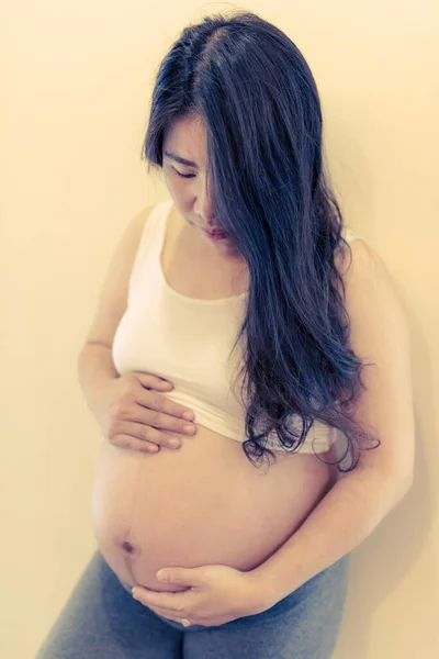 Gravid Kvinna Känner Sig Lycklig Hemma När Hon Tar Hand — Stockfoto