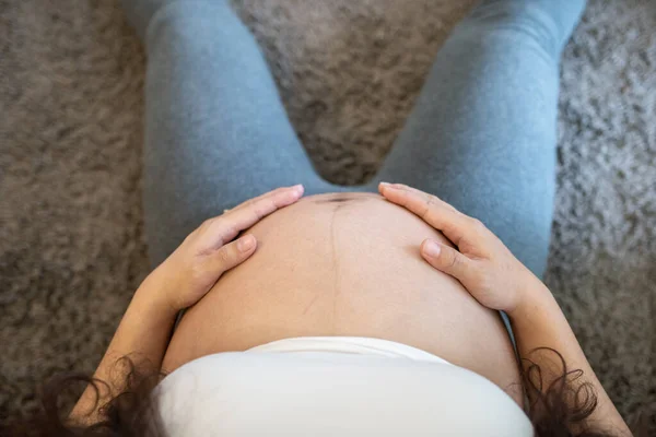 Mulher Grávida Sentindo Feliz Casa Enquanto Cuida Seu Filho — Fotografia de Stock