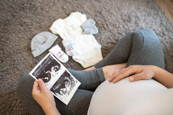 Mujer Embarazada Sintiéndose Feliz Primer Plano Mujer Embarazada Con Ecografía Imagen De Stock