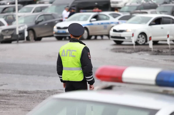 Zdjęciu Rosyjski Policjant Pomarańczowej Kamizelce Czapce Nie Widzę Twarzy Radiowozy — Zdjęcie stockowe