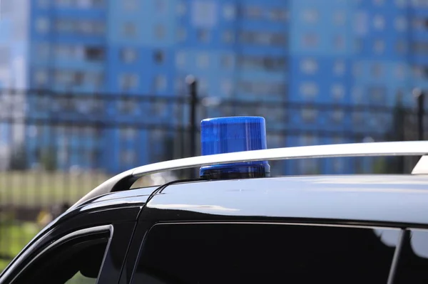 Фото Встановлено Дах Поліцейського Автомобіля Синім Блимаючим Світлом Житловий Міський Стокове Зображення
