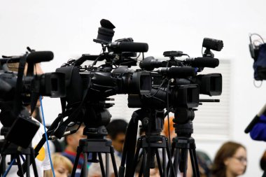 Fotoğraf, gazetecilerin materyali çekerken çekilmiş çok sayıda video kamerasını gösteriyor.
