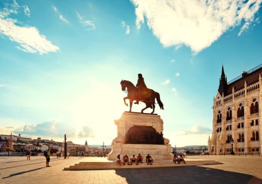 Budapeşte, Macaristan, Temmuz 2018. Count Gyula Andrassy Budapeşte, Macaristan Parlamento Binası önünde Parlamentosu meydanında heykeli.