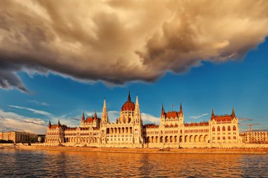 Gün batımında Budapeşte'Tuna Nehri kıyısında Macarca Parlamento Binası.