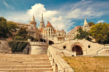 Budapeşte, Macaristan, Temmuz 2018. Balıkçılar burcu ve Matthias Buda hill'ın Kale ilçesi Budapeşte, Macaristan'da bulunan kilise ziyaret etmek için Doğu merdiven.