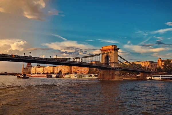 Budapeste Hungria Julho 2018 Ponte Cadeia Parlamento Húngaro Rio Danúbio — Fotografia de Stock