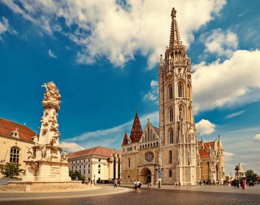 Budapeşte, Macaristan, Temmuz 2018. Balıkçı Kalesi önünde bulunan Matthias Kilisesi'nin dış görünümü.