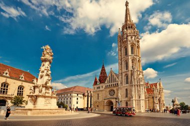 Budapeşte, Macaristan, Temmuz 2018. Balıkçı Kalesi önünde bulunan Matthias Kilisesi'nin dış görünümü.