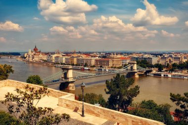 Budapeşte, Macaristan, Temmuz 2018. Budapeşte şehir Chain bridge ve ünlü Meclis Macaristan'da bina ile görüntüleyin