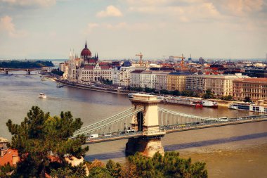 Budapeşte, Macaristan, Temmuz 2018. Budapeşte şehir Chain bridge ve ünlü Meclis Macaristan'da bina ile görüntüleyin