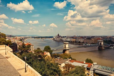Budapeşte, Macaristan, Temmuz 2018. Budapeşte şehir Chain bridge ve ünlü Meclis Macaristan'da bina ile görüntüleyin