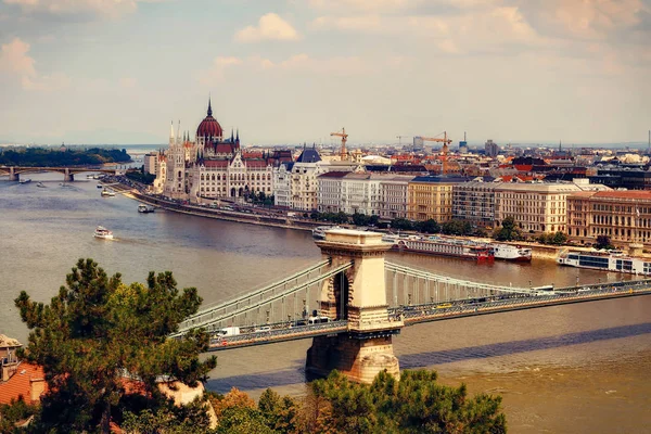 Budapeşte, Macaristan, Temmuz 2018. Budapeşte şehir Chain bridge ve ünlü Meclis Macaristan'da bina ile görüntüleyin
