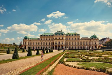 Viyana, Avusturya, Temmuz 2018. Upper Belvedere Sarayı ön planda çiçekli.
