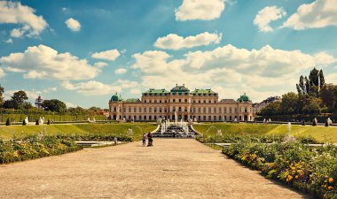 Viyana, Avusturya, Temmuz 2018. Upper Belvedere Sarayı ön planda çiçekli.