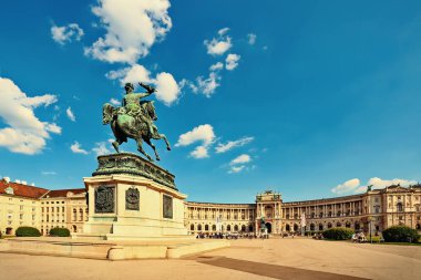 Viyana, Avusturya, Temmuz 2018. Arşidük Karl Heldenplatz Viyana'daki Hofburg Sarayı arka planda ile üzerinde heykeli