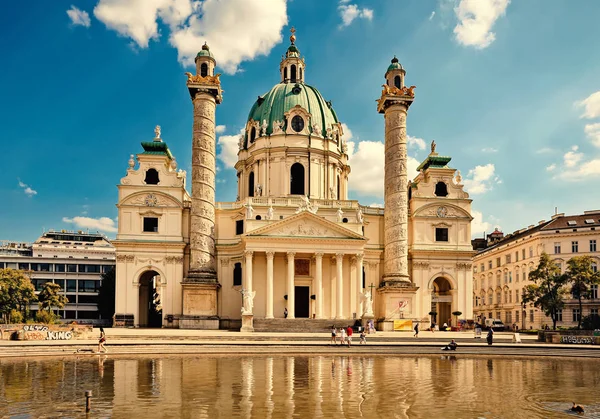 Viena Austria Julio 2018 Reflejo Karlskirche Ciudad Viena Austria Imágenes De Stock Sin Royalties Gratis