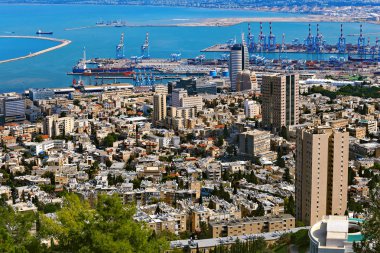 İsrail, Hayfa, Ekim 2017. Mount Carmel güzel panoramik görünümünden cityscape ve bağlantı noktası Haifa, İsrail.