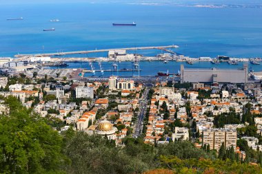 İsrail, Hayfa, Ekim 2017. Mount Carmel güzel panoramik görünümünden cityscape ve bağlantı noktası Haifa, İsrail.