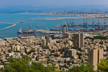 İsrail, Hayfa, Ekim 2017. Mount Carmel güzel panoramik görünümünden cityscape ve bağlantı noktası Haifa, İsrail.