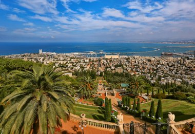 İsrail, Hayfa, Ekim 2017. Bahai Bahçeleri ve tapınak Carmel dağ yamaçları ve kenti Akdeniz ve bay Hayfa, İsrail