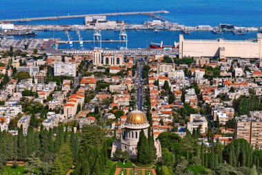 İsrail, Hayfa, Ekim 2017. Bahai Bahçeleri ve tapınak Carmel dağ yamaçları ve kenti Akdeniz ve bay Hayfa, İsrail