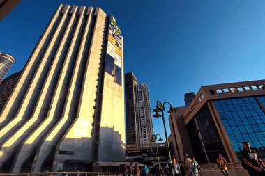 Tel-Aviv, İsrail, Ekim 2017: İnsanlar ve gökdelenler Tel Aviv Elmas Merkezi yakınlarındaki. Sokak görünümü.