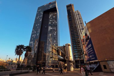 Tel-Aviv, İsrail, Ekim 2017: Tel Aviv Elmas Merkezi yakınlarındaki gökdelenler. Sokak görünümü.